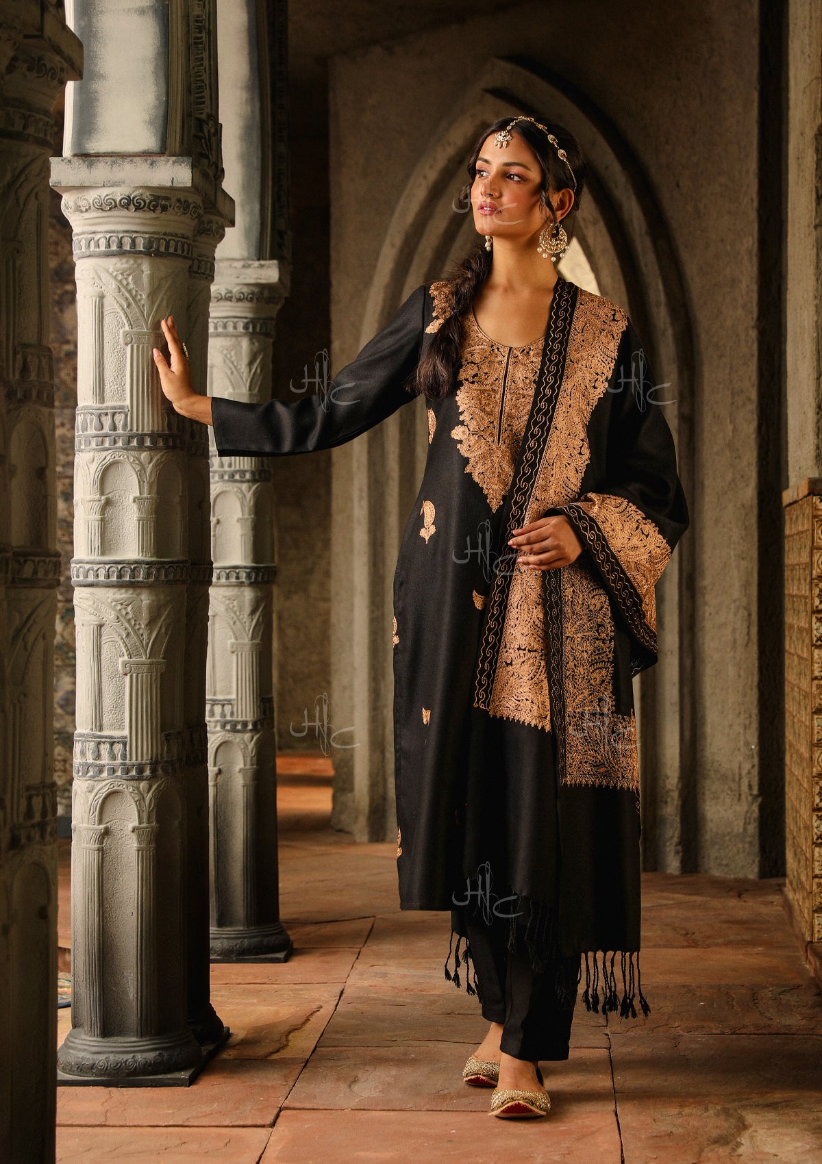 House-Of-Chikankari-Kashmiri-Aari-Woolen-Kurta-Set-With-Dupatta-Black-00001.jpg