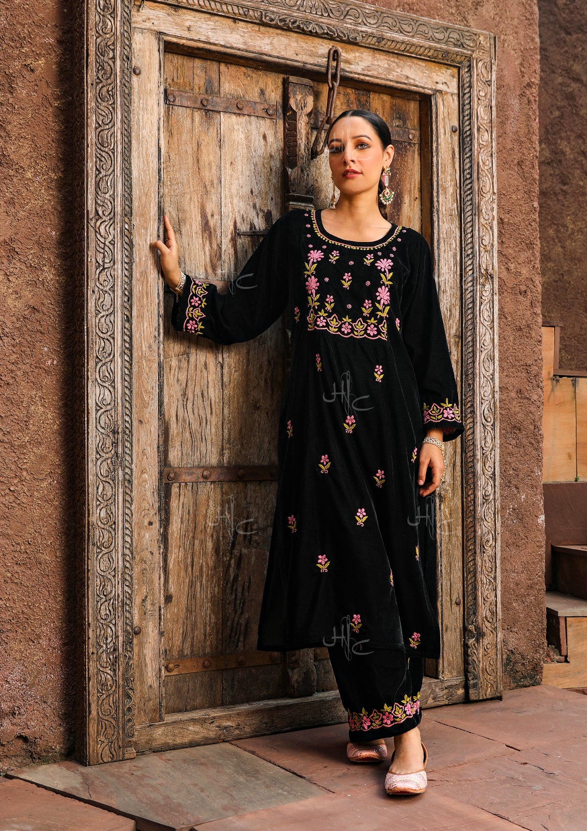 House-Of-Chikankari-Rumi-Chikankari-Velvet-Straight-Kurta-Set-Black-00001.jpg