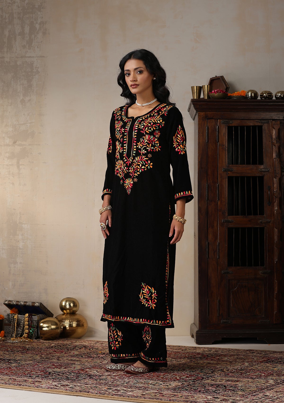 House-of-chikankari-VelvetChikankariSolidWomen_s2PCLongKurtaSet-Black_10.jpg