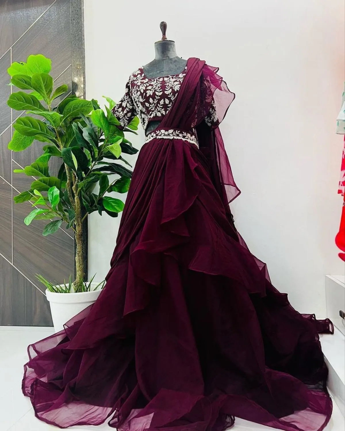 PARTY_WEAR_WHITE_LAHENGA_SAREE_WITH_STICH_BLOUSE_WITH_EMBROIDERY_WORK_IFT4EVXGEZ_2024-01-31_1